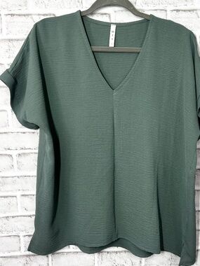 Like New |•MTS•| Green V-Neck Top Size Small